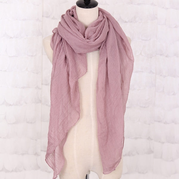 Свежи женски шалчета в разнообразни цветове. 