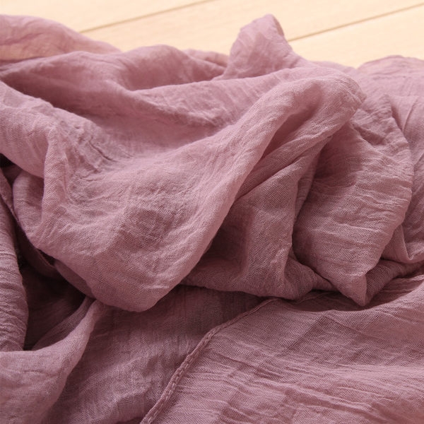 Свежи женски шалчета в разнообразни цветове. 