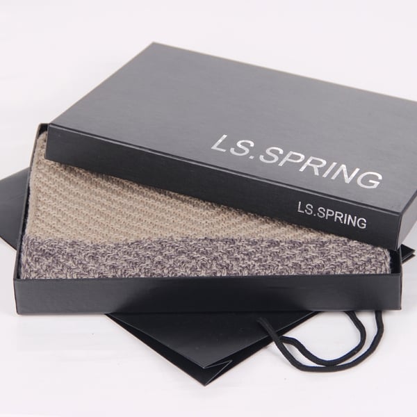 Стилни мъжки шалове с различни десени. 