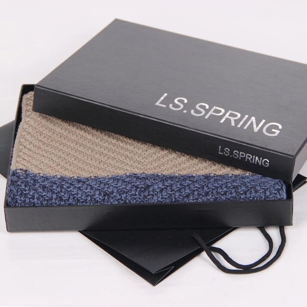 Стилни мъжки шалове с различни десени. 