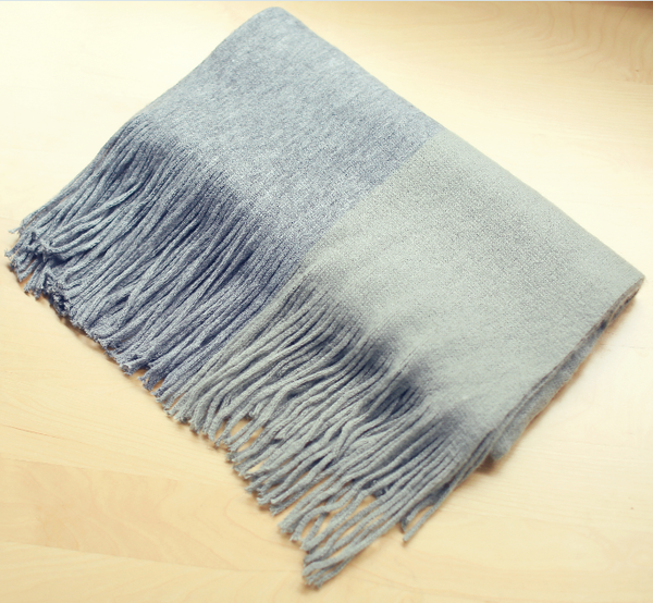 Стилни мъжки шалове в ресни в син, сив и бял цвят. 