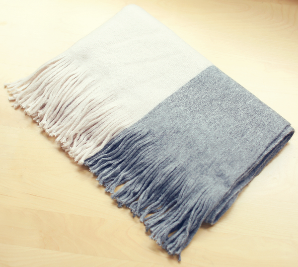 Стилни мъжки шалове в ресни в син, сив и бял цвят. 