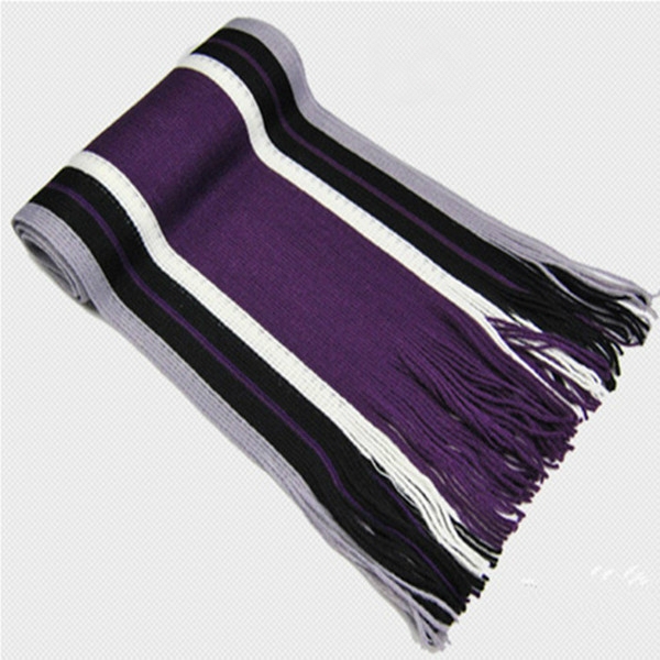 Модерни мъжки шалове с бели ивици в разнообразни зимни цветове. 