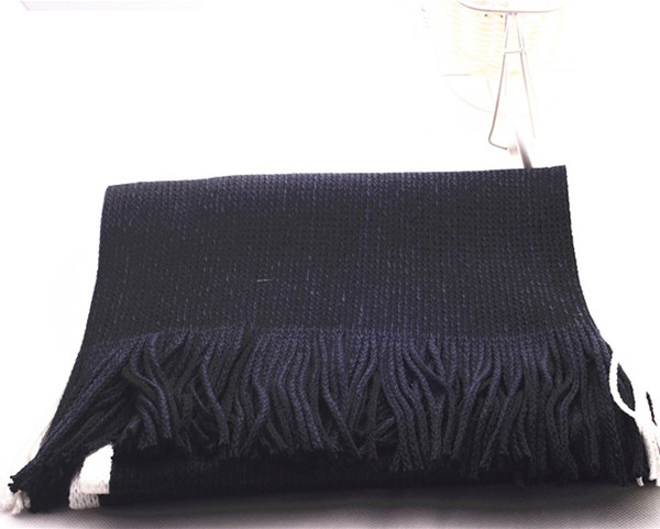 Модерни мъжки шалове с бели ивици в разнообразни зимни цветове. 