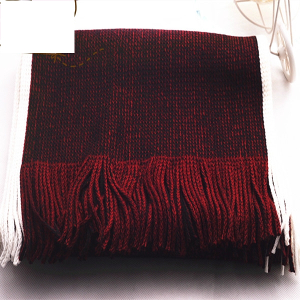 Модерни мъжки шалове с бели ивици в разнообразни зимни цветове. 