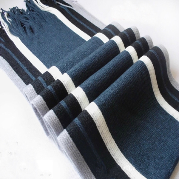 Модерни мъжки шалове с бели ивици в разнообразни зимни цветове. 