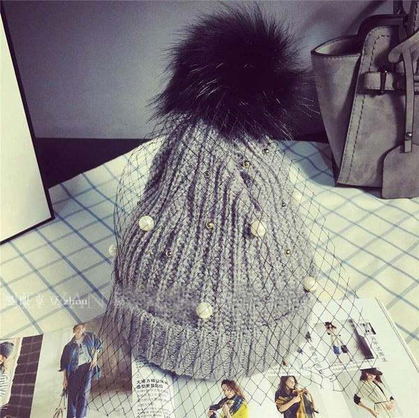 Стилна женска плетена шапка в сив, червен и черен цвят - с пух и перлички. 