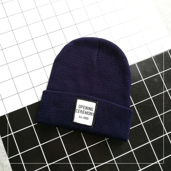 καπέλα Αθλητικά για τις γυναίκες με διαφορετικά σχέδια και χρώματα.