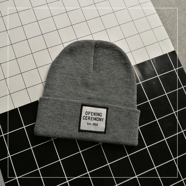 καπέλα Αθλητικά για τις γυναίκες με διαφορετικά σχέδια και χρώματα.