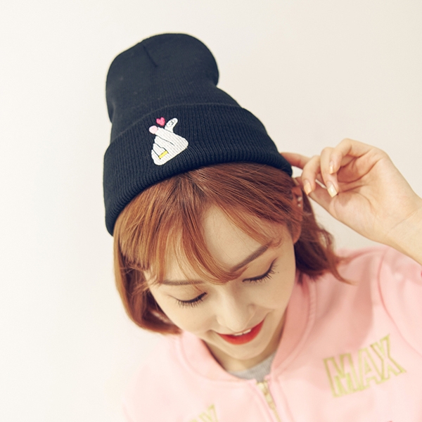 καπέλα Αθλητικά για τις γυναίκες με διαφορετικά σχέδια και χρώματα.