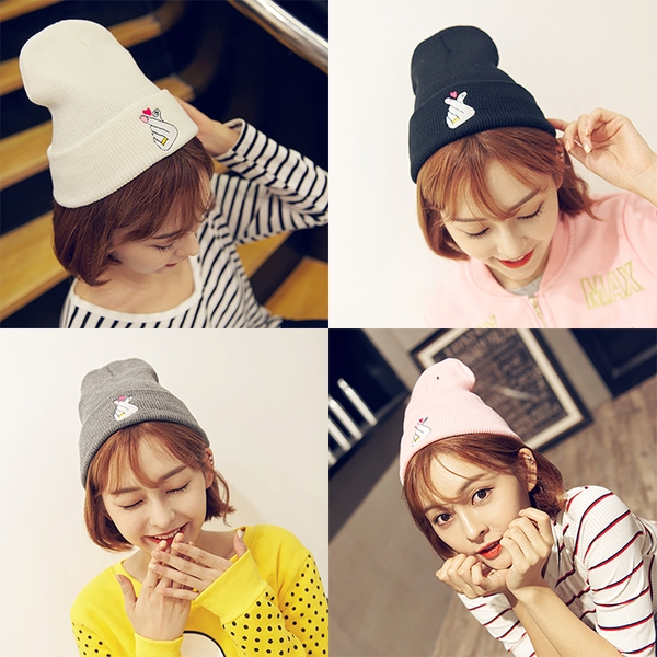 καπέλα Αθλητικά για τις γυναίκες με διαφορετικά σχέδια και χρώματα.