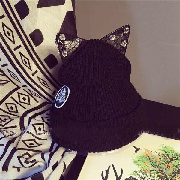 Закачливи женски шапки в черно и сиво - с ушички. 