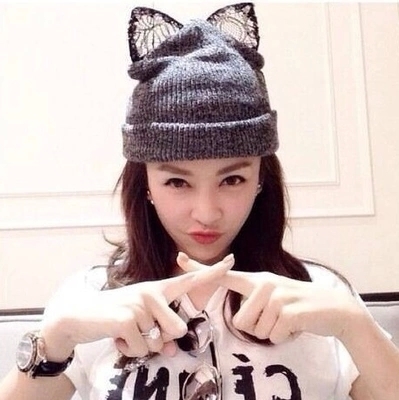 Закачливи женски шапки в черно и сиво - с ушички. 