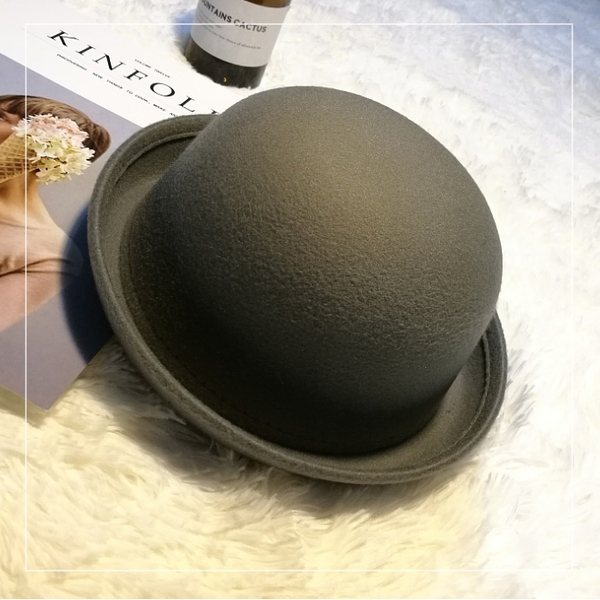 Кокетни женски шапки във всички цветове с панделки и ушички. 