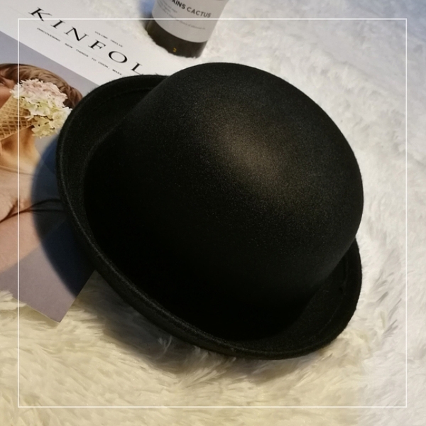 Кокетни женски шапки във всички цветове с панделки и ушички. 