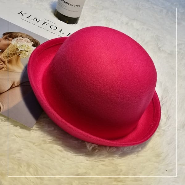 Кокетни женски шапки във всички цветове с панделки и ушички. 