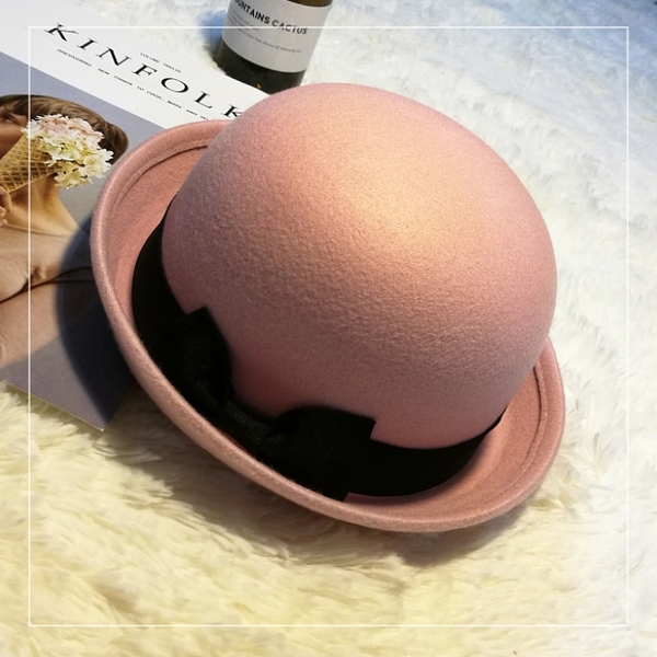 Кокетни женски шапки във всички цветове с панделки и ушички. 