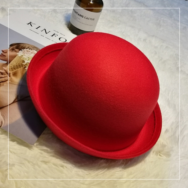 Кокетни женски шапки във всички цветове с панделки и ушички. 