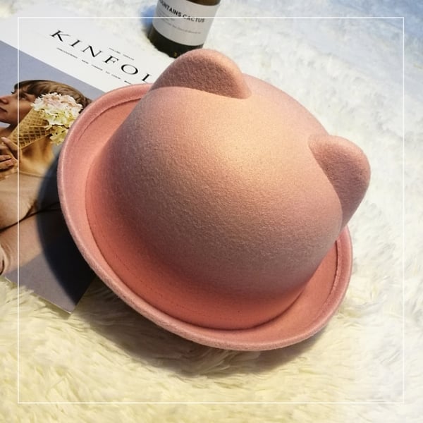 Кокетни женски шапки във всички цветове с панделки и ушички. 