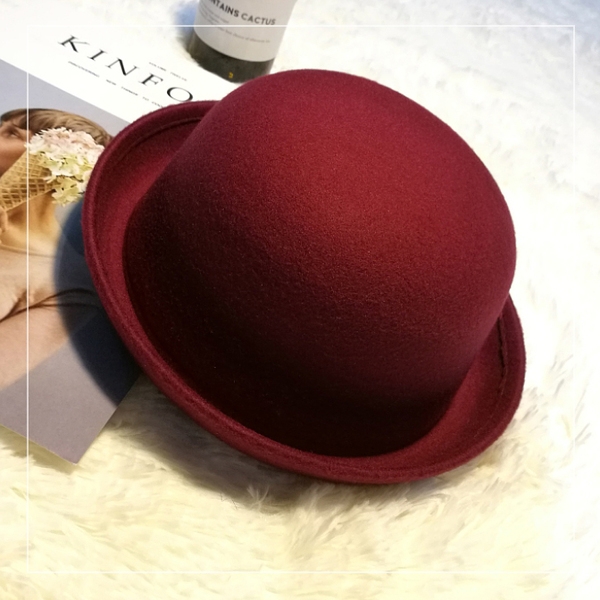 Кокетни женски шапки във всички цветове с панделки и ушички. 