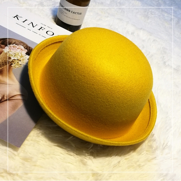 Кокетни женски шапки във всички цветове с панделки и ушички. 