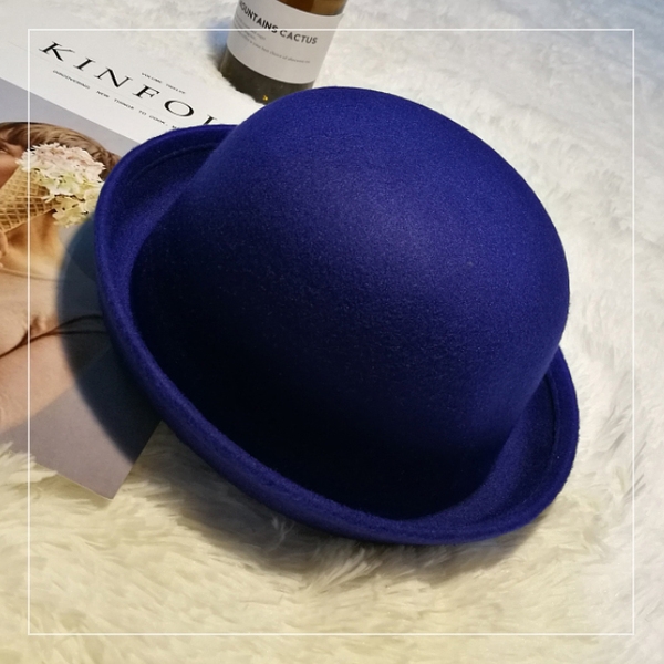 Кокетни женски шапки във всички цветове с панделки и ушички. 