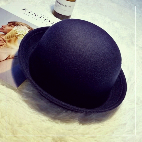 Кокетни женски шапки във всички цветове с панделки и ушички. 