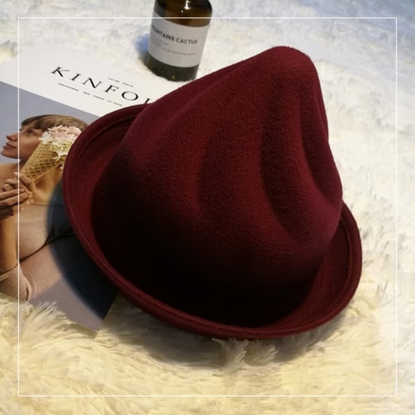 Кокетни женски шапки във всички цветове с панделки и ушички. 