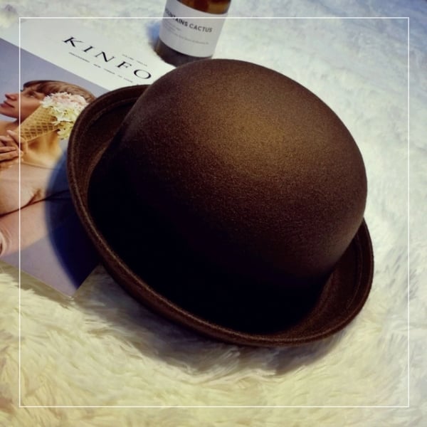 Кокетни женски шапки във всички цветове с панделки и ушички. 