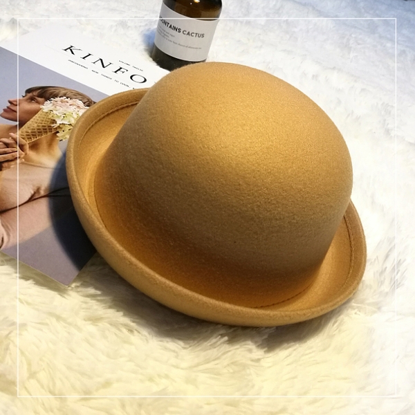 Кокетни женски шапки във всички цветове с панделки и ушички. 