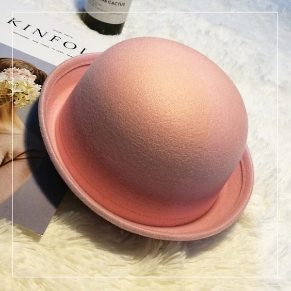 Кокетни женски шапки във всички цветове с панделки и ушички. 