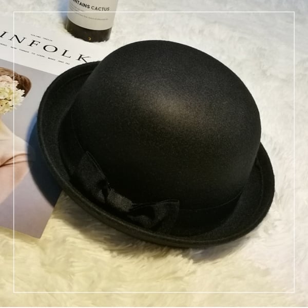 Кокетни женски шапки във всички цветове с панделки и ушички. 