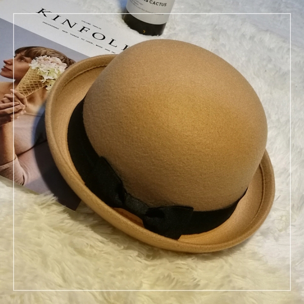 Кокетни женски шапки във всички цветове с панделки и ушички. 