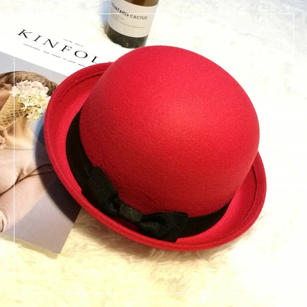 Кокетни женски шапки във всички цветове с панделки и ушички. 