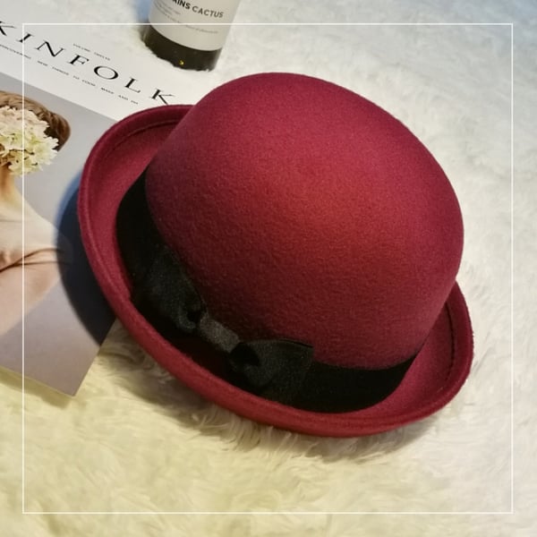 Кокетни женски шапки във всички цветове с панделки и ушички. 