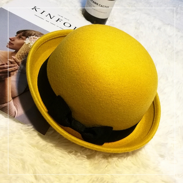 Кокетни женски шапки във всички цветове с панделки и ушички. 