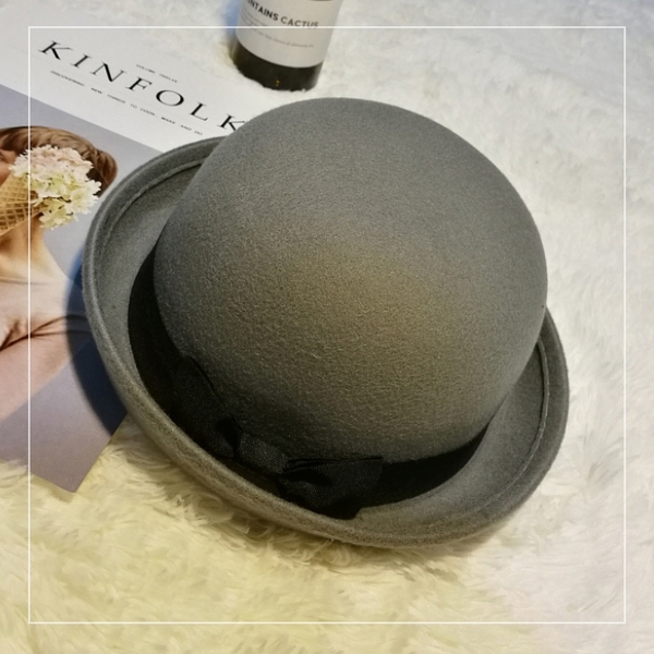 Кокетни женски шапки във всички цветове с панделки и ушички. 