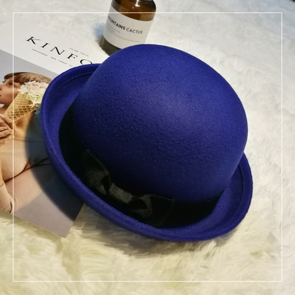 Кокетни женски шапки във всички цветове с панделки и ушички. 