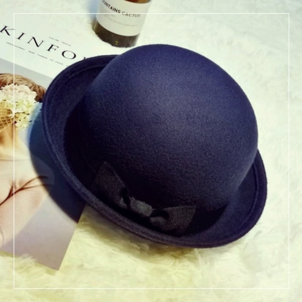 Кокетни женски шапки във всички цветове с панделки и ушички. 