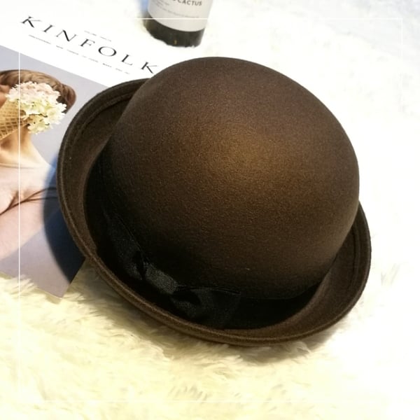 Кокетни женски шапки във всички цветове с панделки и ушички. 