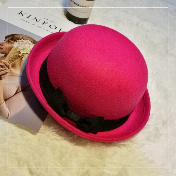 Кокетни женски шапки във всички цветове с панделки и ушички. 