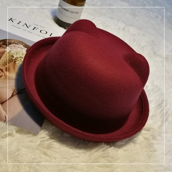 Кокетни женски шапки във всички цветове с панделки и ушички. 