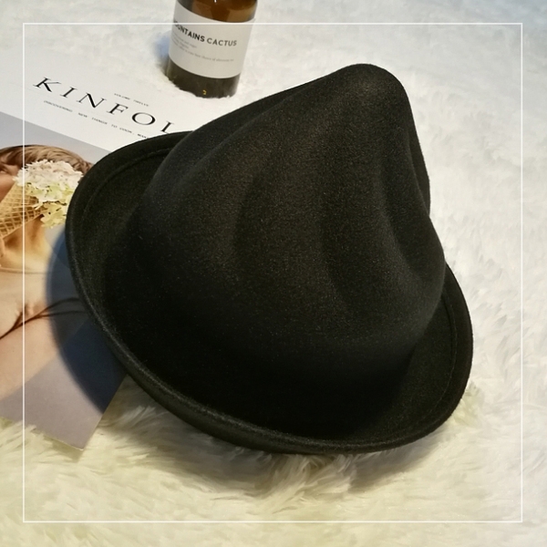 Кокетни женски шапки във всички цветове с панделки и ушички. 