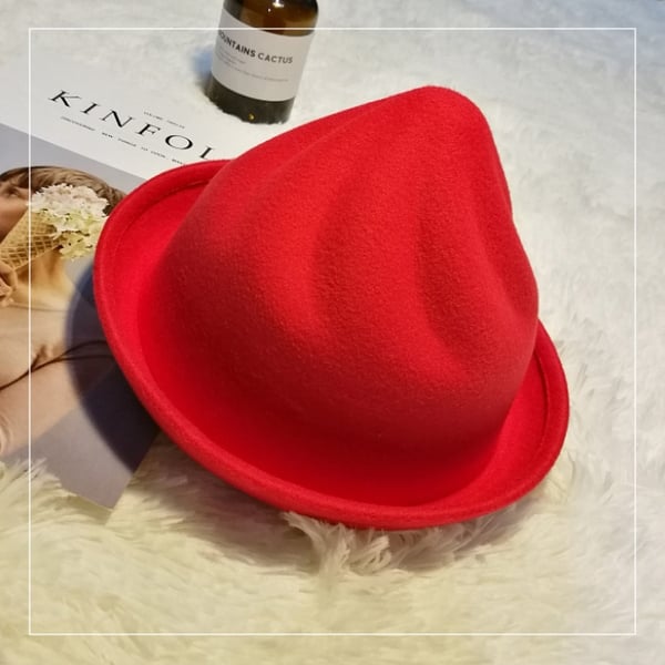 Кокетни женски шапки във всички цветове с панделки и ушички. 