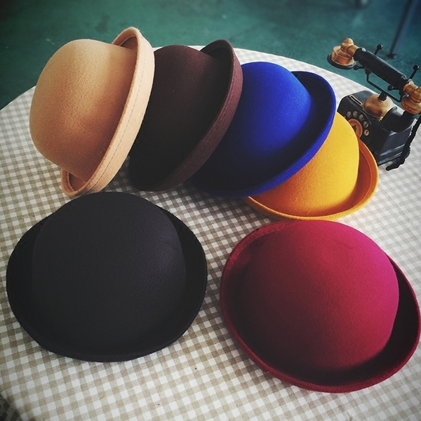 Кокетни женски шапки във всички цветове с панделки и ушички. 