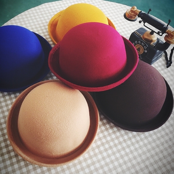 Кокетни женски шапки във всички цветове с панделки и ушички. 