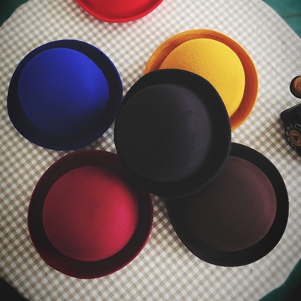 Кокетни женски шапки във всички цветове с панделки и ушички. 