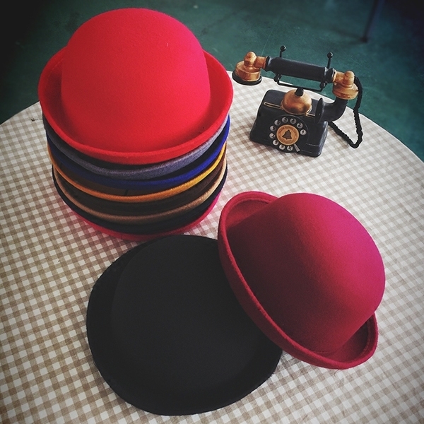 Кокетни женски шапки във всички цветове с панделки и ушички. 