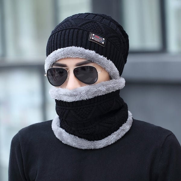 καπέλο Χειμώνας του ανθρώπου σε πολλά χρώματα και διαφορετικά σχήματα.