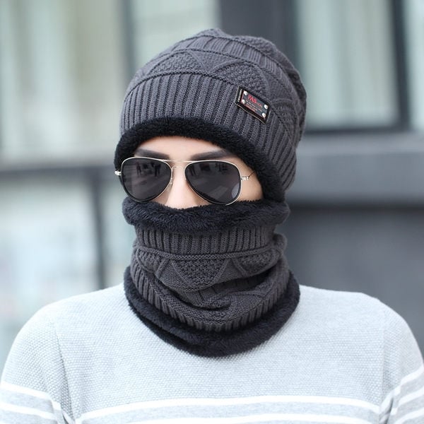 καπέλο Χειμώνας του ανθρώπου σε πολλά χρώματα και διαφορετικά σχήματα.